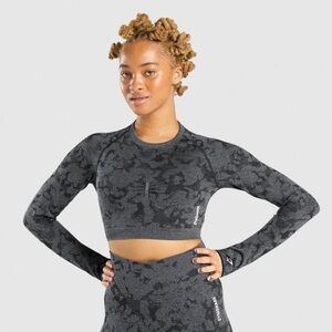 Gymshark ADAPT CAMO SEAMLESS LONG SLEEVE CROP TOP in Black Camo